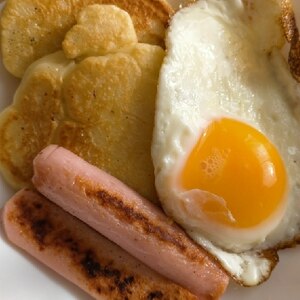 ホットケーキと目玉焼きとウィンナーの朝食